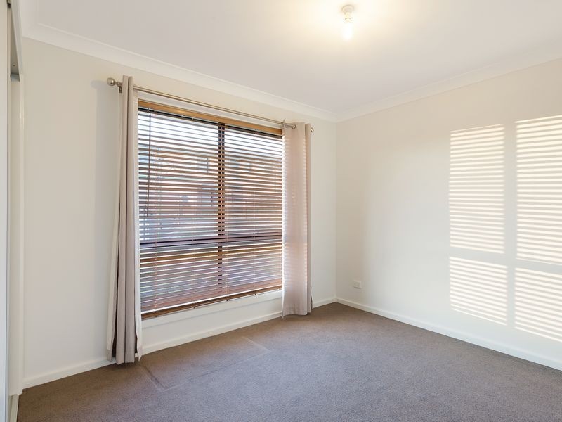 19 Koma Circuit, Bega NSW 2550