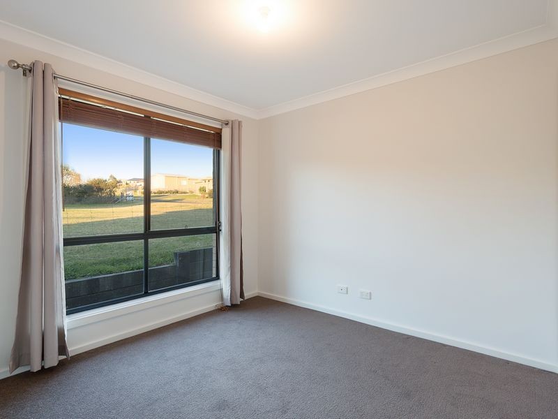 19 Koma Circuit, Bega NSW 2550