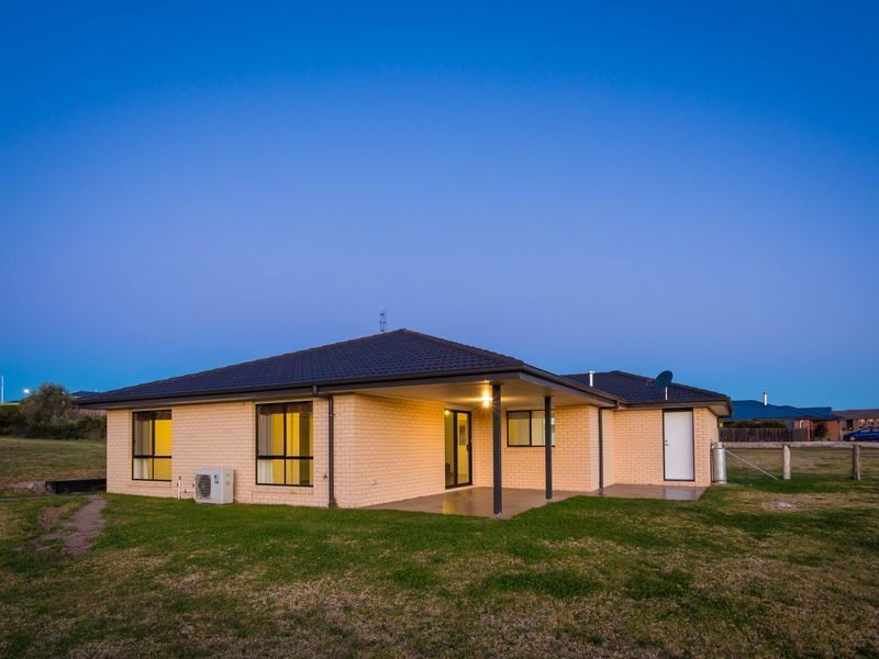 19 Koma Circuit, Bega NSW 2550