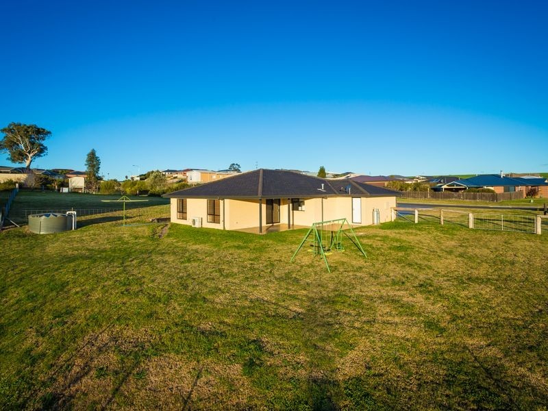 19 Koma Circuit, Bega NSW 2550