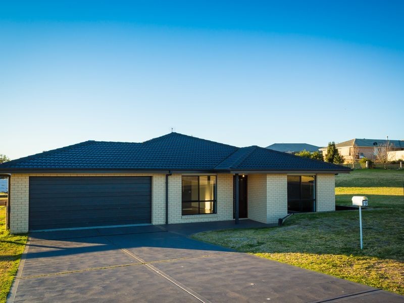 19 Koma Circuit, Bega NSW 2550