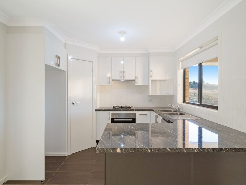 19 Koma Circuit, Bega NSW 2550