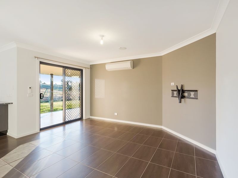 19 Koma Circuit, Bega NSW 2550