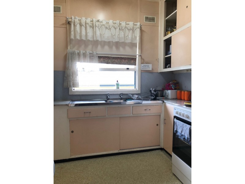 8 Blomfield Ave, Bega NSW 2550