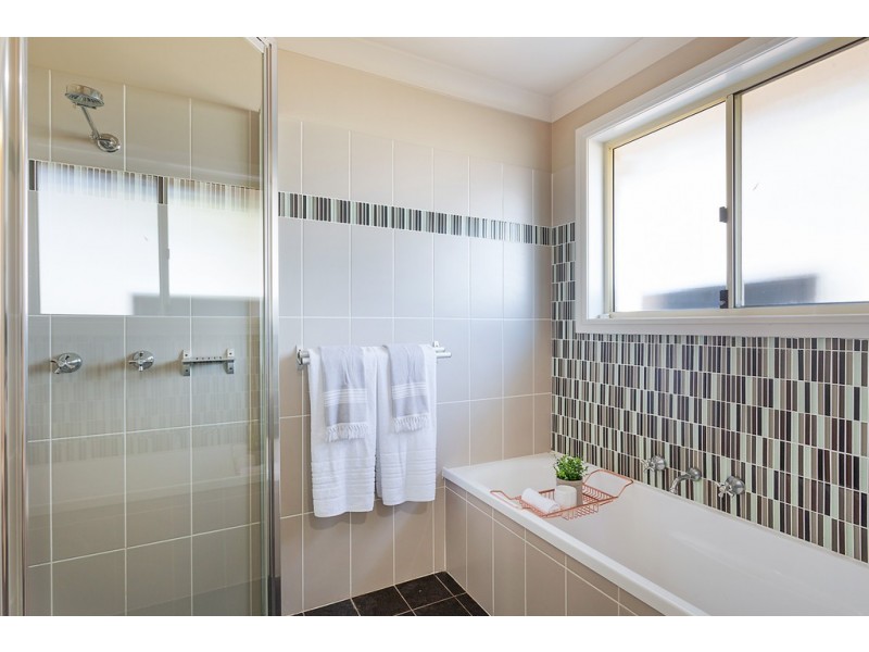 6 Glen Mia Drive, Bega NSW 2550