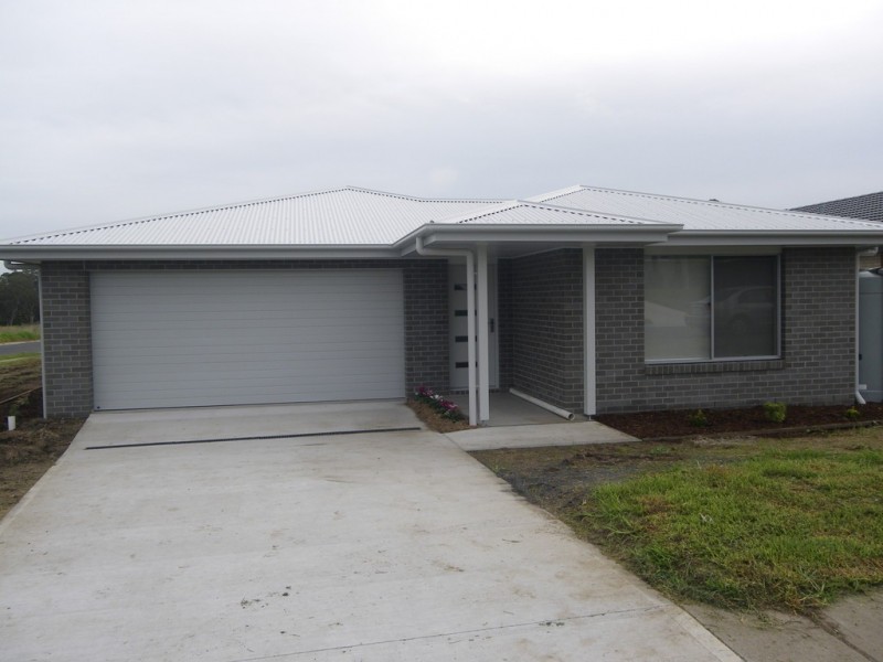 18 Koma Circuit, Bega NSW 2550