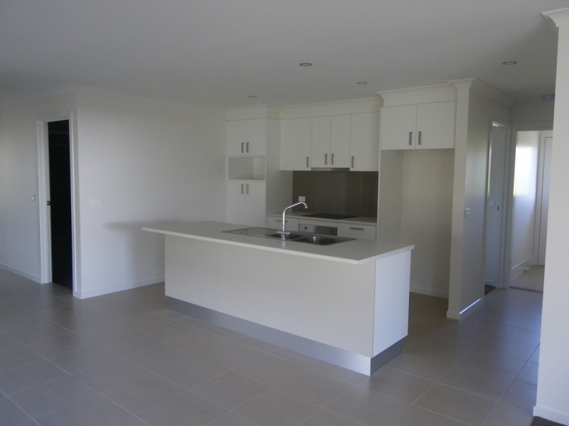 18 Koma Circuit, Bega NSW 2550