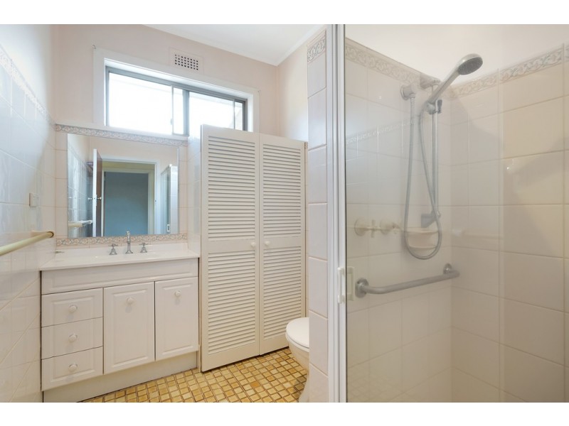 2 Parbery Crescent, Bega NSW 2550