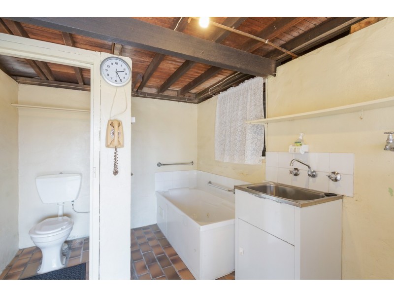 2 Parbery Crescent, Bega NSW 2550