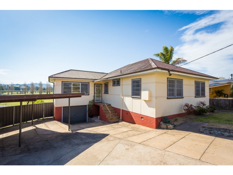 2 Parbery Crescent, Bega NSW 2550