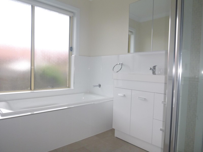 16 Howard Avenue, Bega NSW 2550