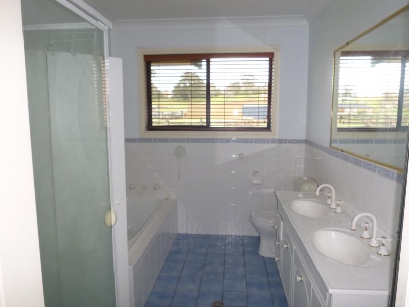 50 Lynjohn Drive, Bega NSW 2550