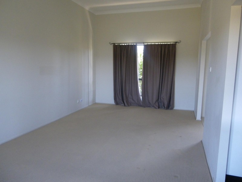 8 Howard Avenue, Bega NSW 2550