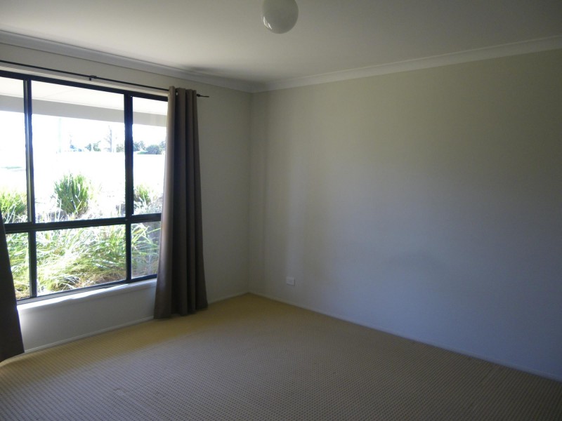 8 Howard Avenue, Bega NSW 2550