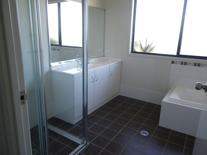 8 Howard Avenue, Bega NSW 2550