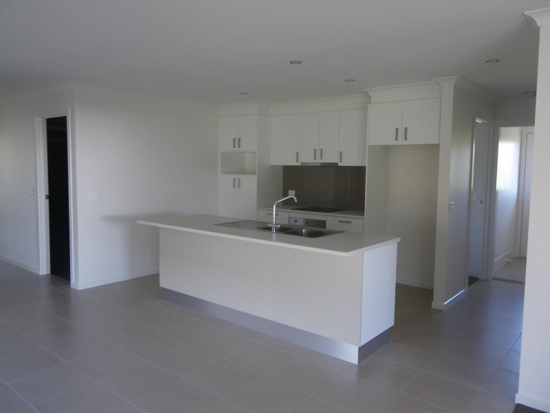 18 Koma Circuit, Bega NSW 2550