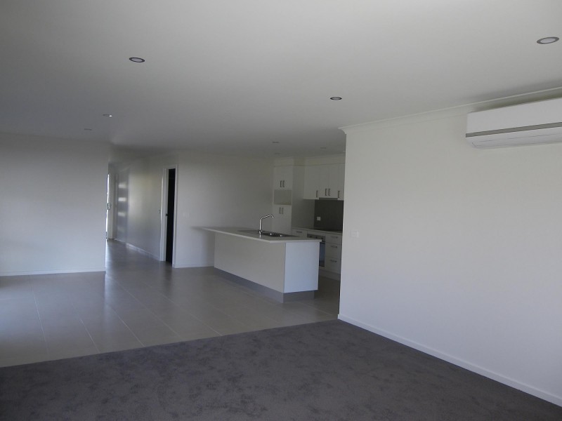 18 Koma Circuit, Bega NSW 2550