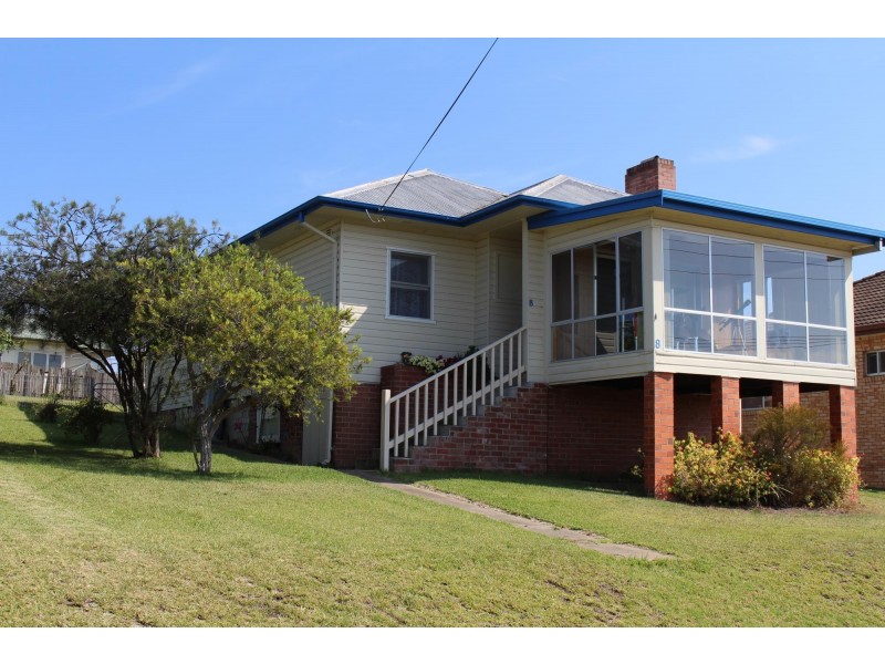 8 Gowing Avenue, Bega NSW 2550