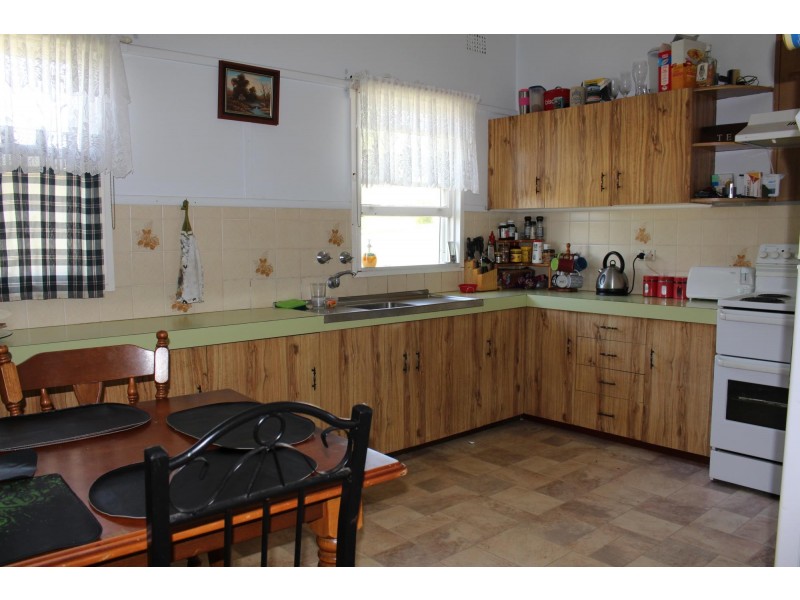 8 Gowing Avenue, Bega NSW 2550