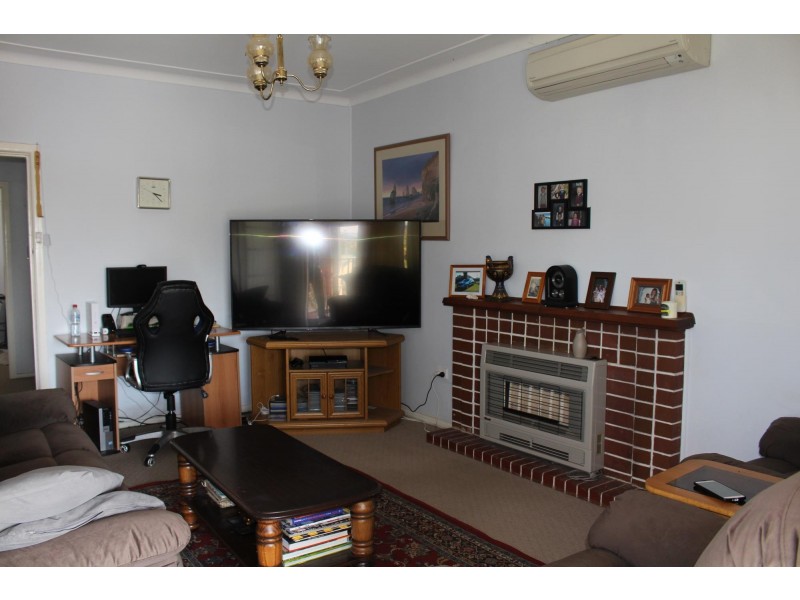 8 Gowing Avenue, Bega NSW 2550