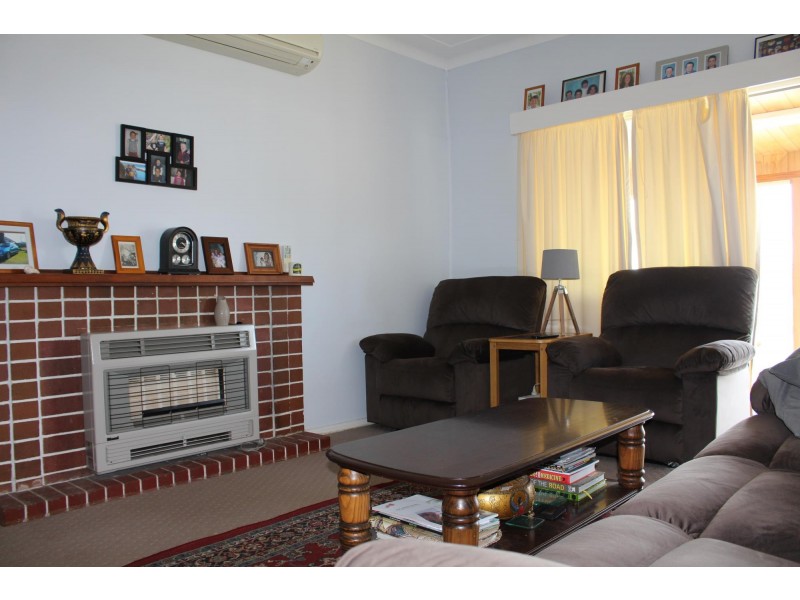 8 Gowing Avenue, Bega NSW 2550