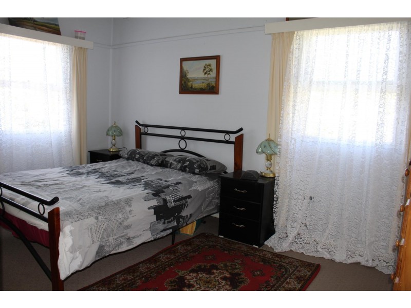 8 Gowing Avenue, Bega NSW 2550