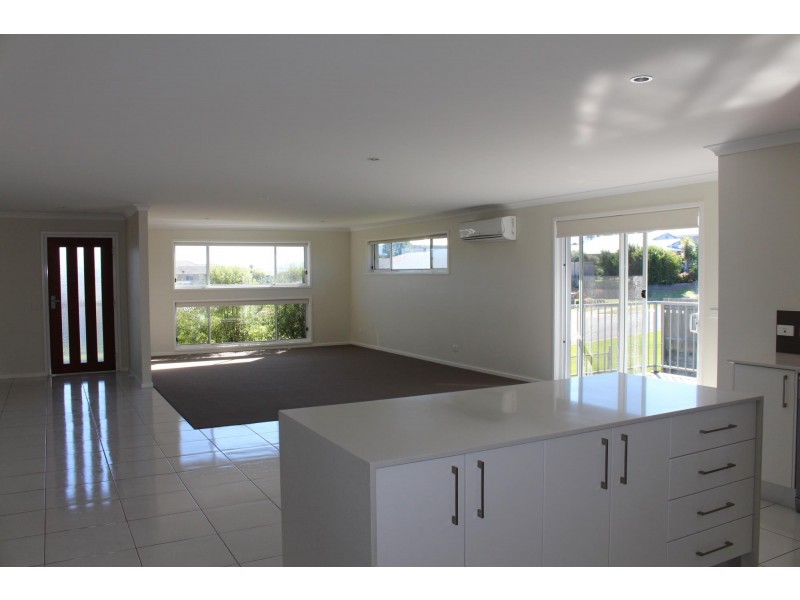 15 Koma Circuit, Bega NSW 2550