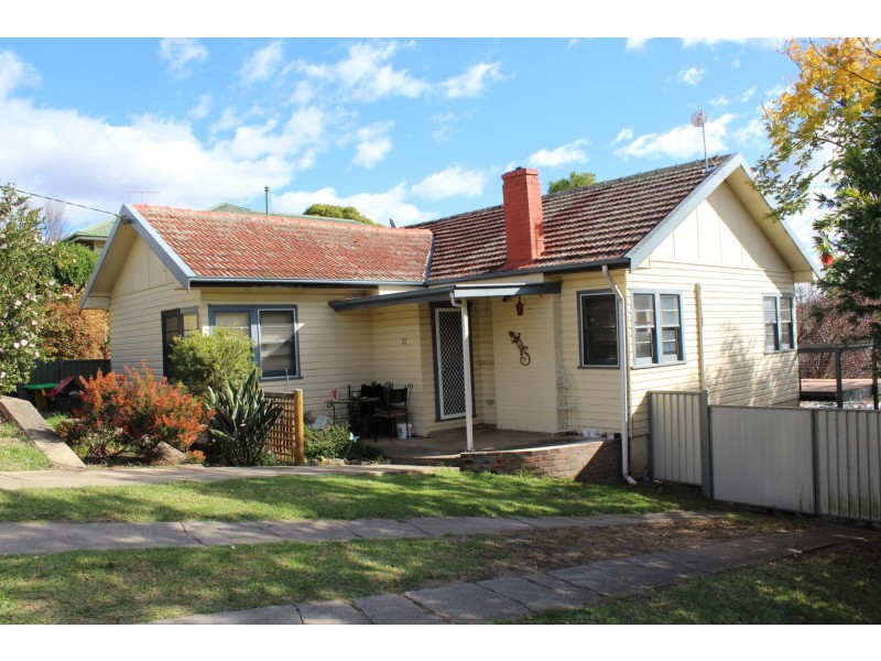 27 Eden Street, Bega NSW 2550