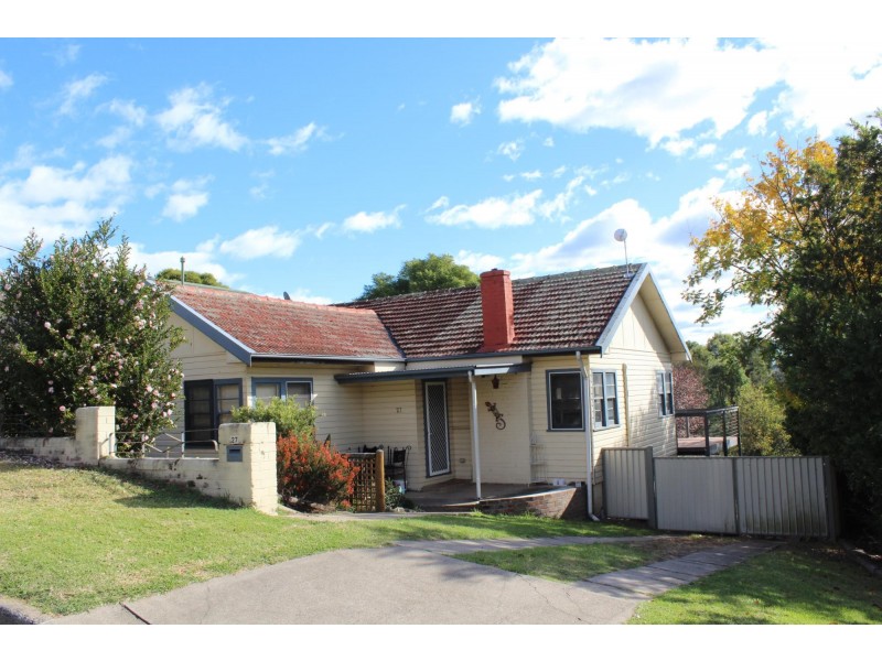 27 Eden Street, Bega NSW 2550