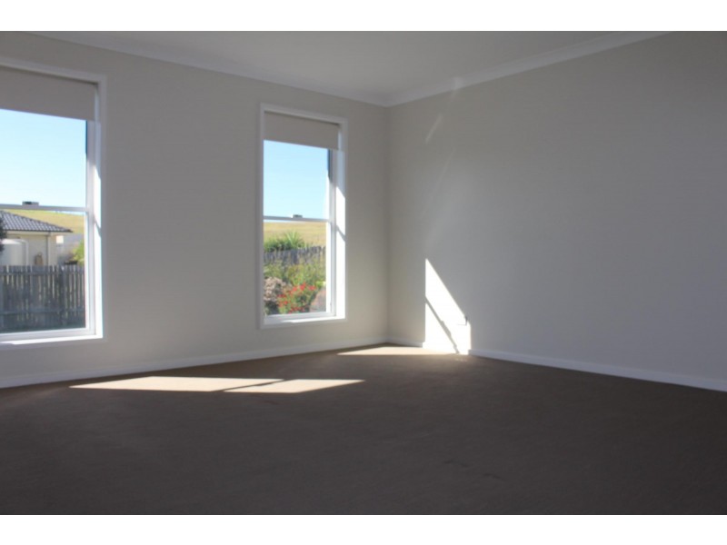 15 Koma Circuit, Bega NSW 2550