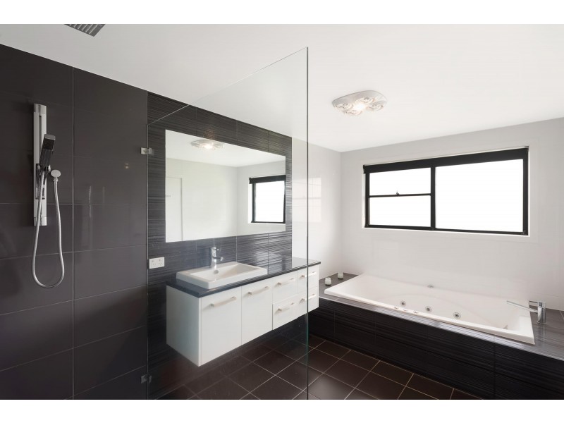 13 Glen Mia Drive, Bega NSW 2550