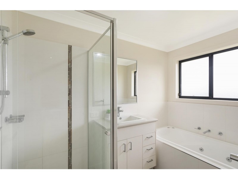 4 Koma Circuit, Bega NSW 2550