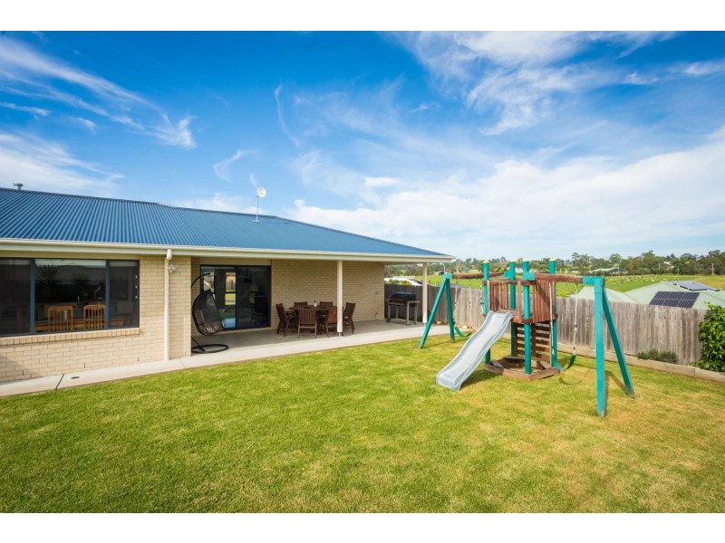 4 Koma Circuit, Bega NSW 2550