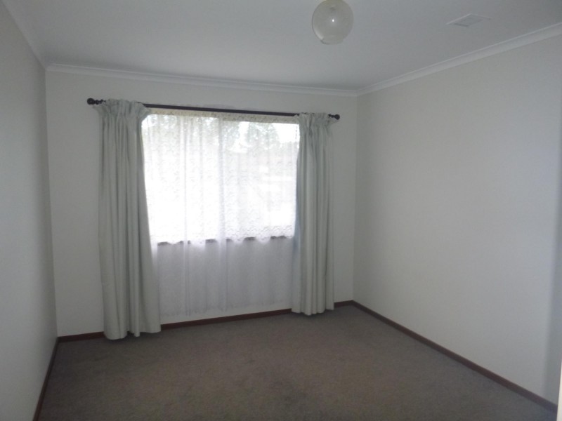 16 Laws Drive, Bega NSW 2550