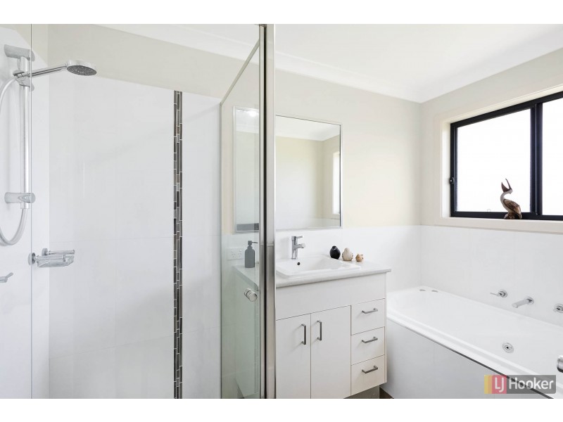 4 Koma Circuit, Bega NSW 2550