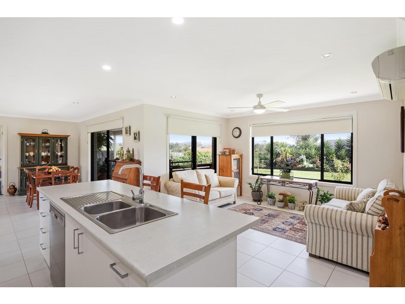 4 Koma Circuit, Bega NSW 2550