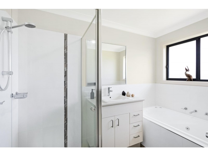 4 Koma Circuit, Bega NSW 2550