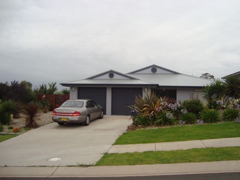 12 Koma Circuit, Bega NSW 2550
