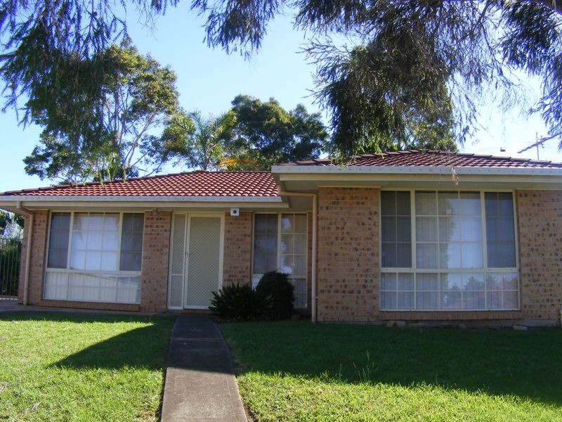 3 Blunt Pl, Rosemeadow NSW 2560