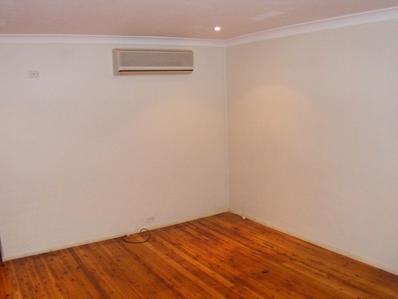 5 Campbell Cl, Minto NSW 2566