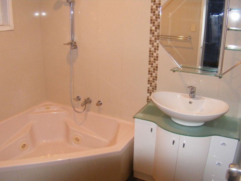 5 Campbell Cl, Minto NSW 2566