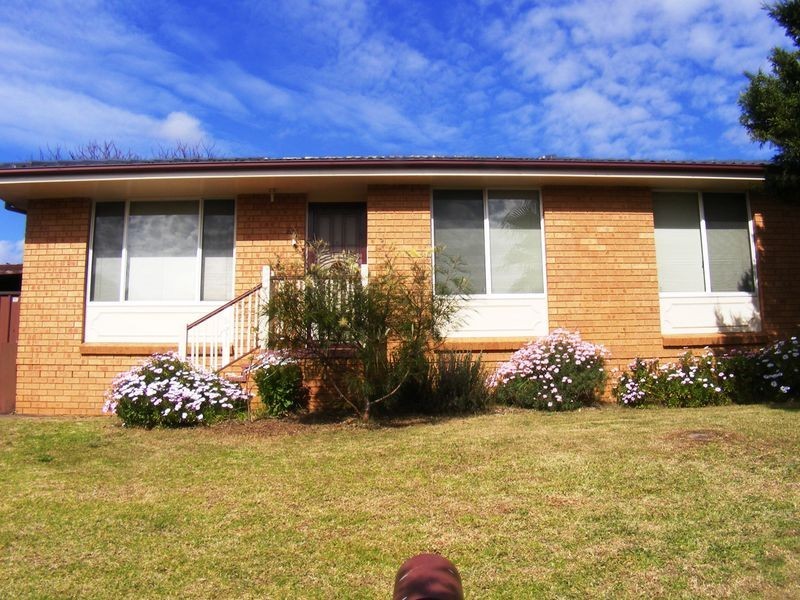60 Cleopatra Dr, Rosemeadow NSW 2560