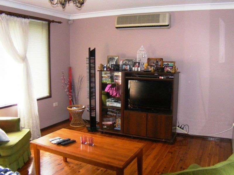 60 Cleopatra Dr, Rosemeadow NSW 2560