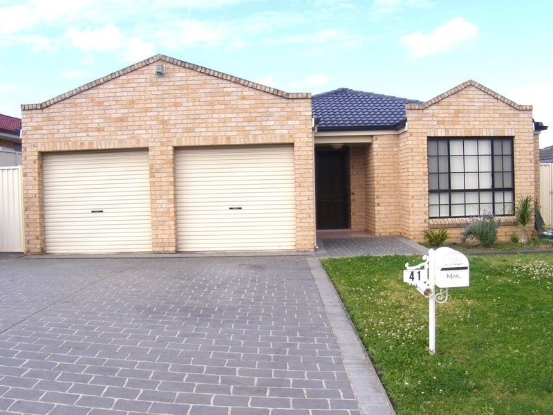 41 Archibald Crescent, Rosemeadow NSW 2560
