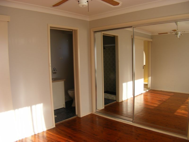 12 Bungan Pl, Woodbine NSW 2560