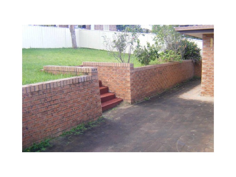 8 Haredale Street, Ambarvale NSW 2560