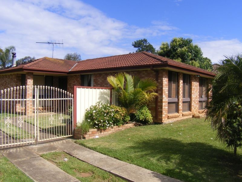 213 Copperfield Drive, Rosemeadow NSW 2560