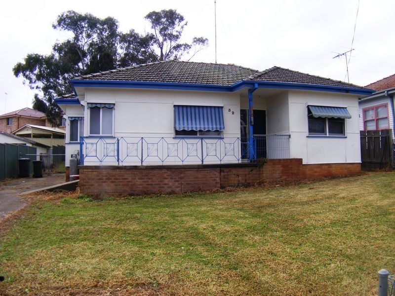 32 Hoddle Ave, Campbelltown NSW 2560