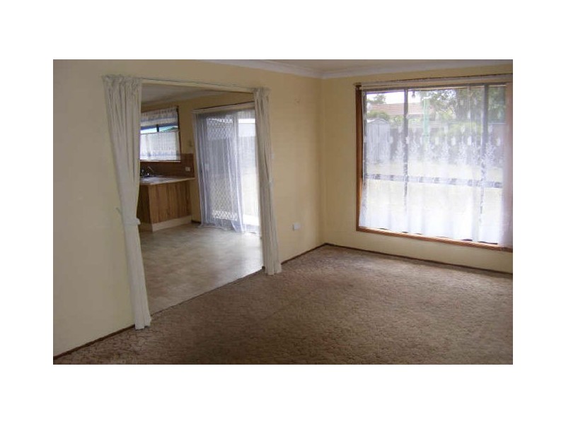 4 Fortinbras Close, Rosemeadow NSW 2560