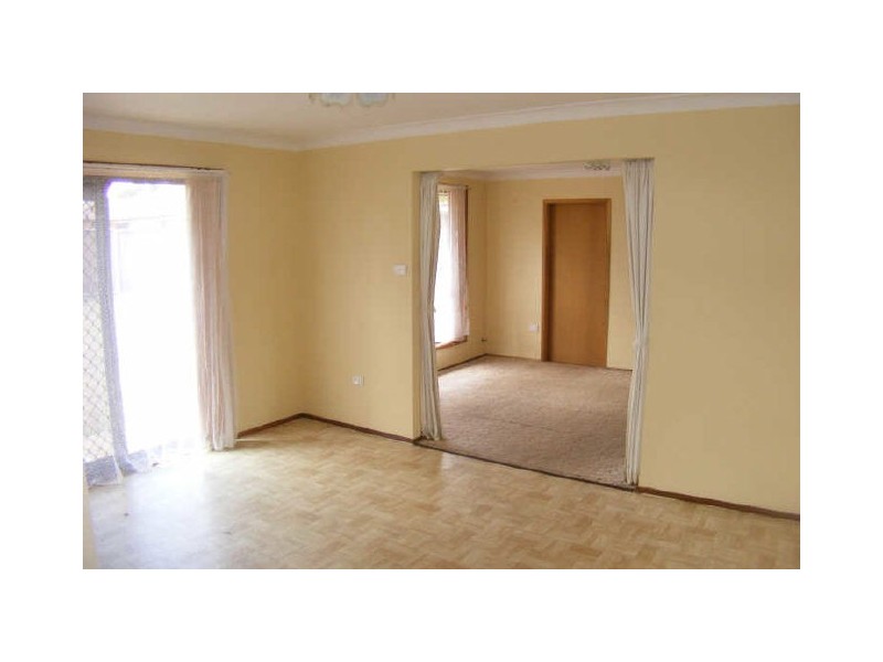 4 Fortinbras Close, Rosemeadow NSW 2560